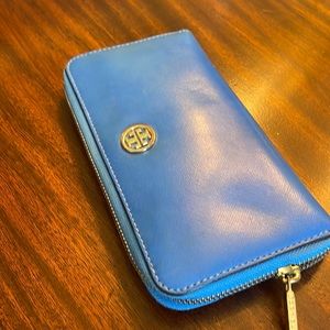 Authentic Tory Burch Continental Wallet in baby blue leather. VGUC.